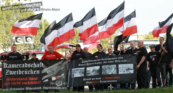 Aufgebaut. Neonazis aus der Pfalz posieren bei einem Aufmarsch am 28. September 2013 in Kaiserslautern.