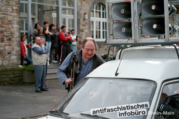 Peter Naumann bei einem Aufmarsch in Altenkirchen (Rheinland-Pfalz) im Jahr 2001.