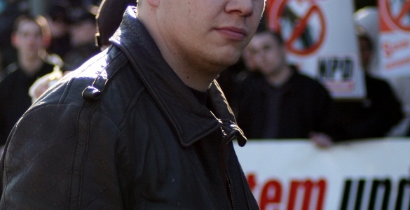 Infolge von Auflösungen und Verboten zahlreicher militanter Neonazi-Gruppen und -Zellen sowie der Inhaftierung führender Neonazis, ließ sich ab Mitte der 1980er vielerorts ein personeller und organisatorischer Umbruch innerhalb der militanten [&hellip;]