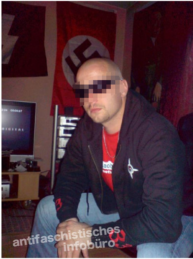 Selbstdarstellung vor Hakenkreuzfahne und Hitlerbild: Ein Neonazi mit Jacke der Chaos Crew. Quelle: Facebook
