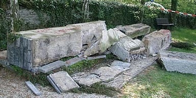 Das "Ehrenmal" nach der antifaschistischen Entsorgung. Quelle: wikipedia.de