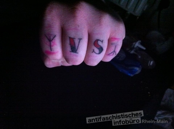 Für immer VS. Vereinter Skinhead präsentiert seine Linke. Quelle: Facebook.com